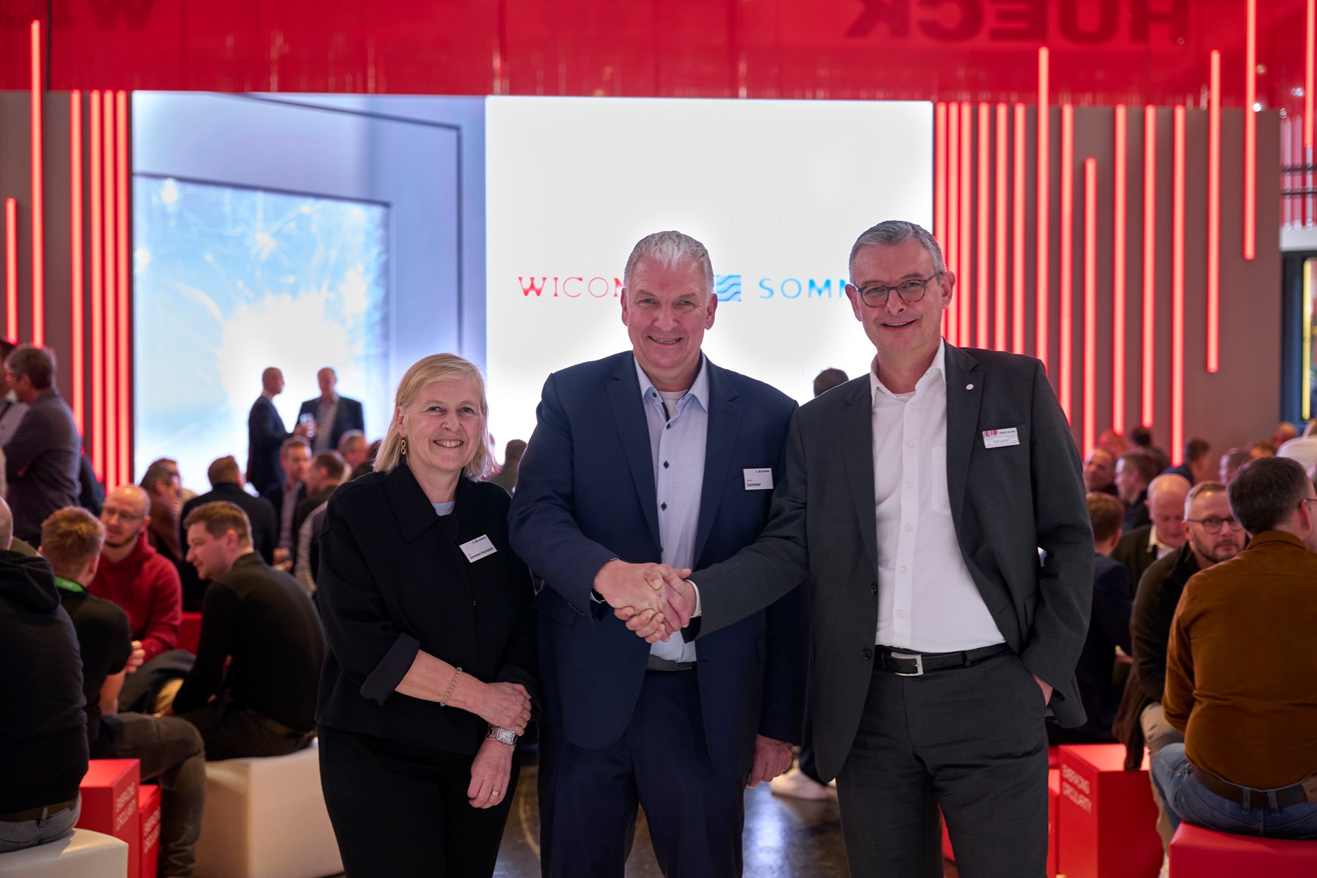Starke Partner (v. l. n. r.): Die beiden SOMMER Geschäftsführer Iris Sommer-Pechstein und Oliver Sommer sowie Ralf Seufert (Vice President Market Area North bei Hydro Building Systems) besiegelten die Kooperation beider Unternehmen am WICONA Messestand auf der BAU 2025 in München.