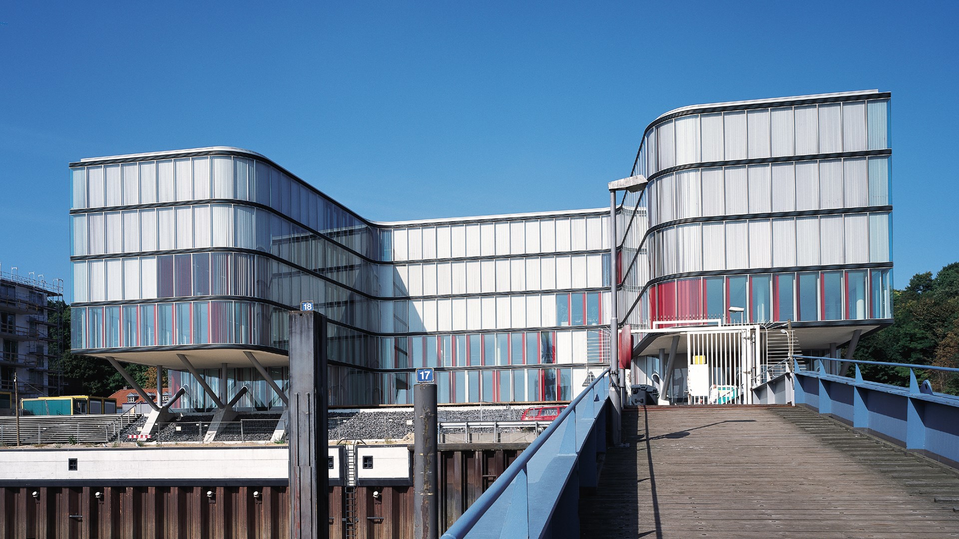 Neumühlen 19
